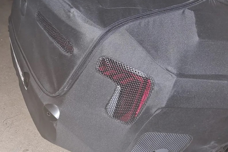 Tiếp đến là nắp ca-pô rộng và có thiết kế thấp, gợi liên tưởng đến Hyundai Elantra mới ra mắt vào đầu năm nay, lưới tản nhiệt cỡ lớn, vành la-zăng đa chấu sơn màu đen bóng với đường kính 17 inch hay cụm đèn hậu LED mới. Đèn hậu của xe có thiết kế dọc và được nối với nhau bằng dải đèn nằm vắt ngang cửa cốp. Cụm đèn hậu này có vẻ giống với loại đang được dùng cho Kia Seltos 2023.