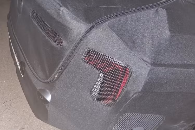 Tiếp đến là nắp ca-pô rộng và có thiết kế thấp, gợi liên tưởng đến Hyundai Elantra mới ra mắt vào đầu năm nay, lưới tản nhiệt cỡ lớn, vành la-zăng đa chấu sơn màu đen bóng với đường kính 17 inch hay cụm đèn hậu LED mới. Đèn hậu của xe có thiết kế dọc và được nối với nhau bằng dải đèn nằm vắt ngang cửa cốp. Cụm đèn hậu này có vẻ giống với loại đang được dùng cho Kia Seltos 2023.