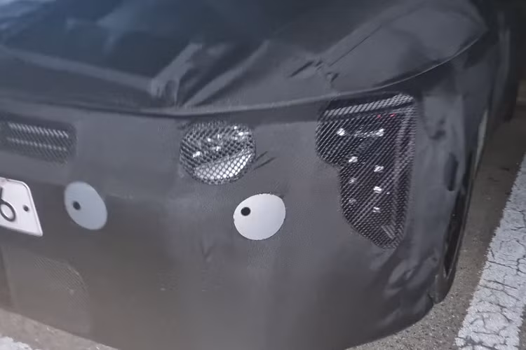 Khi bị bắt gặp tại Hàn Quốc, chiếc Kia K3 thế hệ mới được ngụy trang kín mít. Tuy nhiên, chúng ta vẫn có thể nhận ra một số chi tiết thiết kế của xe như đèn pha LED nằm dọc giống Kia Morning và EV9.