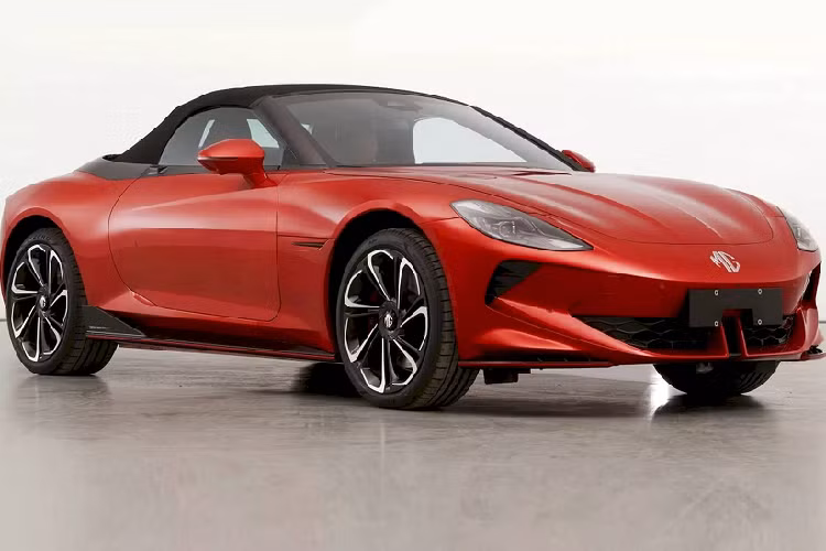 Ở trạng thái tiêu chuẩn, Cyberster trang bị một mô-tơ ở cầu sau có công suất 310 mã lực (231 kW). Khi bổ sung thêm mô-tơ cầu trước mạnh 101 mã lực (75 kW), xe sẽ được dẫn động 4 bánh. Nếu khách hàng cần hiệu năng tối đa có thể chọn bản cao cấp nhất, với mô-tơ cầu trước 201 mã lực (150 kW) và mô-tơ cầu sau 335 mã lực (250 kW) tạo thành hệ thống có tổng công suất 530 mã lực (395 kW).