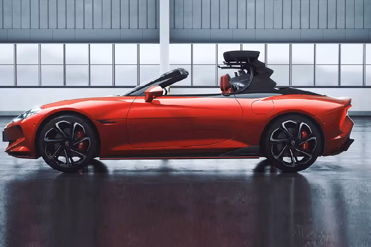 Phần cửa cắt kéo độc đáo của MG Cyberster giống như Lamborghini là một yếu tố sáng tạo và làm nên sự nổi bật cho xe. Mâm 20 inch có thiết kế khá cầu kỳ. Mui mềm của xe đóng/mở bằng điện, hé lộ phần nội thất bọc da màu đỏ khá ấn tượng.