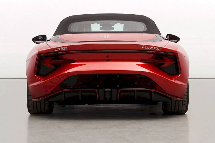 Khác với hầu hết các mẫu xe xuất hiện tại triển lãm ô tô Thượng Hải vốn chỉ dành cho thị trường nội địa Trung Quốc, MG Cyberster sẽ được bán ở Anh và Châu Âu bắt đầu từ mùa hè năm 2024. Giá xe cũng như thông số về phạm vi di chuyển và dung lượng pin cũng chưa được hé lộ. Năm 2021, gần 5.000 người đã đặt cọc xe với khoản tiền tương đương 155 USD (3,6 triệu đồng) dù lúc đó Cyberster mới chỉ có hình ảnh concept.