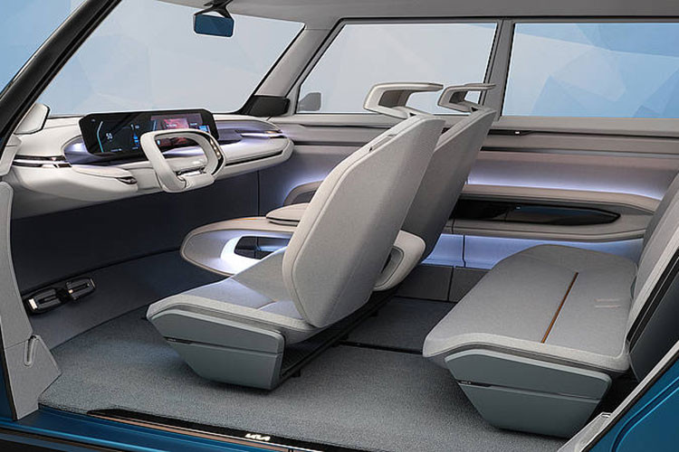 “Tất cả những gì bạn cần làm là truy cập Kia Connect và có thể mua nhiều tính năng khác nhau như hỗ trợ đỗ xe từ xa Smark 2, hoặc trợ lý “hoa tiêu” hỗ trợ lái xe trên đường cao tốc (HDV) cung cấp khả năng lái tự động cấp độ 3 có điều kiện. Một tùy chọn khác là Lighting Patter giúp bạn có thể tùy biến chế độ hiển thị cho hai cụm đèn nhỏ phía trước xe” một nhân viên Kia cho hay.