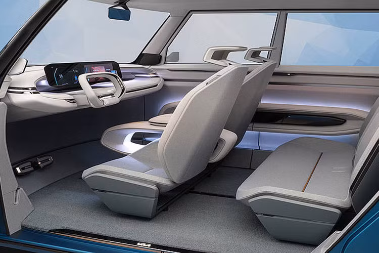 “Tất cả những gì bạn cần làm là truy cập Kia Connect và có thể mua nhiều tính năng khác nhau như hỗ trợ đỗ xe từ xa Smark 2, hoặc trợ lý “hoa tiêu” hỗ trợ lái xe trên đường cao tốc (HDV) cung cấp khả năng lái tự động cấp độ 3 có điều kiện. Một tùy chọn khác là Lighting Patter giúp bạn có thể tùy biến chế độ hiển thị cho hai cụm đèn nhỏ phía trước xe” một nhân viên Kia cho hay.