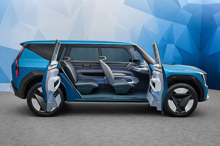 Ngoài ra, nhiều người tiêu dùng cũng tỏ ra bất ngờ với việc hãng xe Kia đang biến chiếc xe của mình như một “phần mềm máy tính” hiện đại.