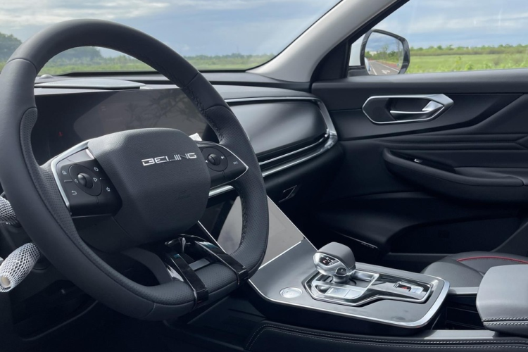 Thê hệ mới của Beijing X7 cũng sở hữu nhiều tính năng an toàn cao cấp và hỗ trợ người lái, tiêu biểu như cảnh báo chệch làn đường, hỗ trợ giữ làn đường, cảnh báo điểm mù, cảnh báo giới hạn tốc độ, cảnh báo va chạm phía trước, ga tự động thông minh,...