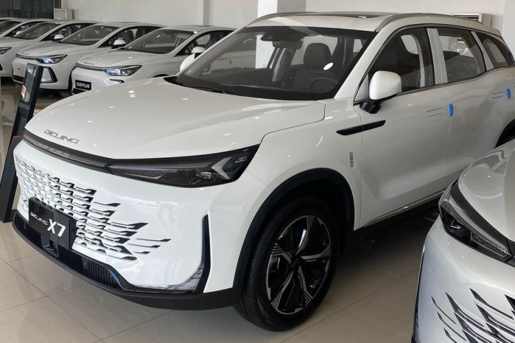 Beijing X7 bản nâng cấp giữa vòng đời có ngoại hình khác biệt so với các mẫu xe đang bán trong nước, chiếc SUV mới này áp dụng thiết kế lưới tản nhiệt không viền cùng màu với thân xe, chưa hết, cách sắp xếp các tấm lưới tản nhiệt ma trận bên trong mang tính ba chiều hơn.