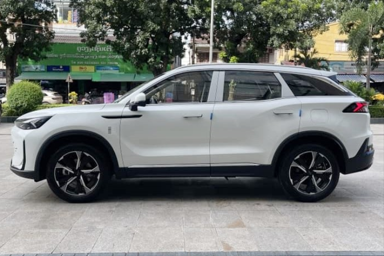 Tiếp theo là việc xe có đèn pha mới, vuốt mỏng hơn và nối với nhau bằng dải đèn LED ban ngày. Bên sườn, Beijing X7 2023 có bộ la-zăng đa chấu kép, đằng sau xe có cụm đèn hậu LED trong suốt, với dòng chữ Beijing đặt chính giữa, cuối cùng là khuếch tán gió mới và xe Beijing X7 2023 có ống xả kép.