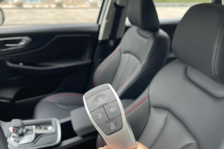 Đáng tiếc, "trái tim" của Beijing X7 2023 không có gì thay đổi, xe vẫn sử dụng động cơ xăng 4 xi-lanh, tăng áp, dung tích 1.5 lít, sản sinh công suất tối đa 188 mã lực và mô-men xoắn cực đại 275 Nm cùng hộp số tự động ly hợp kép 7 cấp.