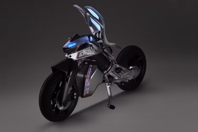 Hộp pin của chiếc mô tô này được đặt ngay phía dưới yên và có thể xoay để tạo sự cân bằng hiệu quả cho toàn bộ xe. Hộp pin và tay đòn trước dường như cũng được gắn với nhau tạo thành thể thống nhất.