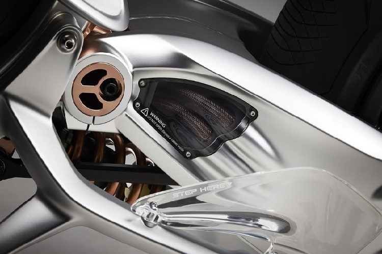 Hệ thống điều khiển trung tâm chủ động (AMCES) trên Motoroid 2 sẽ giúp phát hiện định hướng, tự cân bằng cũng như sử dụng AI để nhận diện và phản ứng lại các cử chỉ cũng như biểu cảm khuôn mặt của chủ xe.