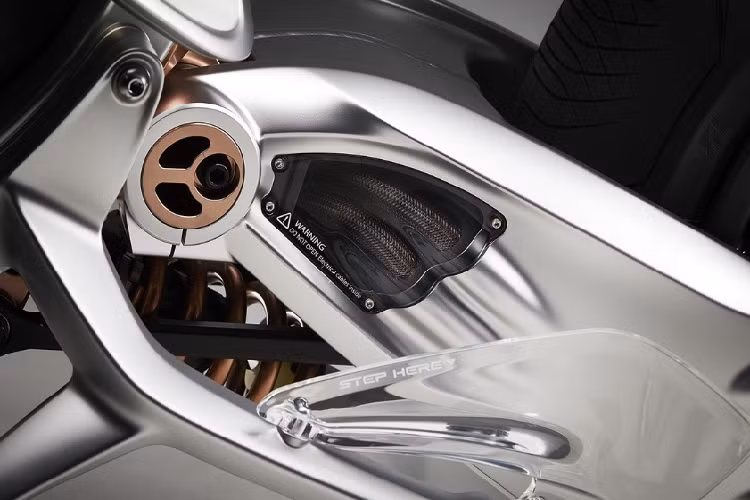 Hệ thống điều khiển trung tâm chủ động (AMCES) trên Motoroid 2 sẽ giúp phát hiện định hướng, tự cân bằng cũng như sử dụng AI để nhận diện và phản ứng lại các cử chỉ cũng như biểu cảm khuôn mặt của chủ xe.