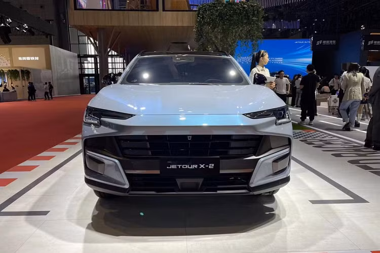 Tại triển lãm ô tô Thượng Hải 2023 vừa diễn ra tại trung Quốc, Jetour, thương hiệu xe con của tập đoàn Chery đã trưng bày khá nhiều sản phẩm thú vị từ sản phẩm sản xuất đến xe ý tưởng, trong số này, nổi lên mẫu xe crossover Jetour X-2 2023 mới với thiết kế phong cách, thời trang và sành điệu.