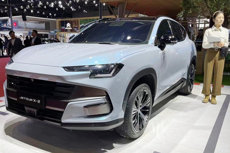 Jetour X-2 có thiết kế khá hiện đại nhưng đáng tiếc là hãng xe Jetour lại chưa công bố gì nhiều về nội thất, động cơ của xe, nhưng chắc chắn, xe được bán trong năm nay và nếu về Việt Nam, sẽ là đối thủ chính của những Hyundai Tucson, Mitsubishi Outlander, Nissan X-Trail, Honda CR-V và Mazda CX-5,còn ở Trung Quốc, xe phải cạnh tranh thêm nhiều mẫu xe nội địa khác.