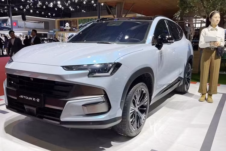 Jetour X-2 có thiết kế khá hiện đại nhưng đáng tiếc là hãng xe Jetour lại chưa công bố gì nhiều về nội thất, động cơ của xe, nhưng chắc chắn, xe được bán trong năm nay và nếu về Việt Nam, sẽ là đối thủ chính của những Hyundai Tucson, Mitsubishi Outlander, Nissan X-Trail, Honda CR-V và Mazda CX-5,còn ở Trung Quốc, xe phải cạnh tranh thêm nhiều mẫu xe nội địa khác.