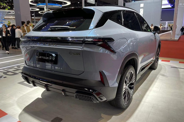 Điểm nhấn trong thiết kế của xe crossover Jetour X-2 mới chính là việc sử dụng lưới tản nhiệt trước kích thước lớn, viền lưới ôm lấy các khe hút gió hai bên nhằm tăng tính liền khối, kết hợp với cụm đèn pha đa giác tạo hiệu ứng thị giác rất cá tính.