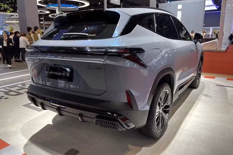 Điểm nhấn trong thiết kế của xe crossover Jetour X-2 mới chính là việc sử dụng lưới tản nhiệt trước kích thước lớn, viền lưới ôm lấy các khe hút gió hai bên nhằm tăng tính liền khối, kết hợp với cụm đèn pha đa giác tạo hiệu ứng thị giác rất cá tính.
