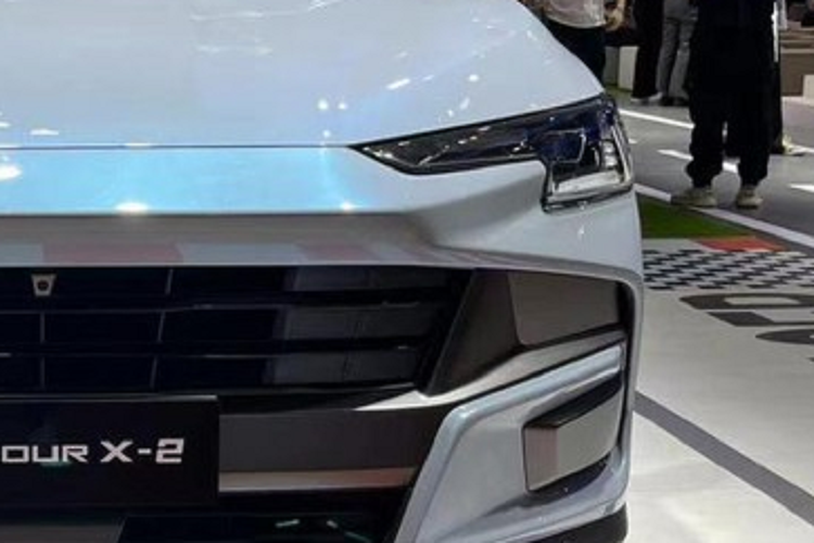 Những hình ảnh chụp lại chiếc Jetour X-2 đang được trưng bày tại triển lãm ô tô Thượng Hải 2023 cho thấy, xe có hình dáng tổng thể hoàn toàn mới, khác với thiết kế của các mẫu xe hiện có của thương hiệu Jetour đang phân phối, điều này làm cho các khách hàng cảm thấy rất thú vị, giúp cải thiện đáng kể khả năng nhận diện của chiếc xe này.