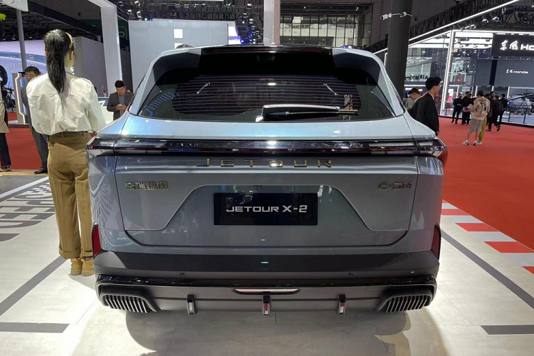 Đối với hệ truyền động, vẫn chưa có bất kỳ thông tin chính thức nào về vấn đề này. Có bằng chứng cho thấy Jetour X-2 có thể được trang bị động cơ 4 xi-lanh, dung tích 2.0 lít, tăng áp. Được biết, ngoài phiên bản sử dụng nhiên liệu thông thường, chiếc xe chắc chắn sẽ nhận được hệ thống plug-in hybrid PHEV. Hơn nữa, hệ thống này phải là một gói kết hợp của C-DM thế hệ thứ ba của Chery.