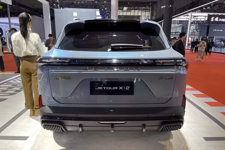 Đối với hệ truyền động, vẫn chưa có bất kỳ thông tin chính thức nào về vấn đề này. Có bằng chứng cho thấy Jetour X-2 có thể được trang bị động cơ 4 xi-lanh, dung tích 2.0 lít, tăng áp. Được biết, ngoài phiên bản sử dụng nhiên liệu thông thường, chiếc xe chắc chắn sẽ nhận được hệ thống plug-in hybrid PHEV. Hơn nữa, hệ thống này phải là một gói kết hợp của C-DM thế hệ thứ ba của Chery.