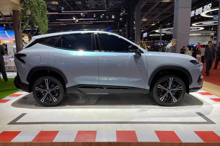 Được biết, Jetour X-2 tại Trung Quốc là một trong 4 mẫu Crossover đô thịtrong ma trận sản phẩm 4+3+N của hãng này, nó càng làm tăng thêm sự hấp dẫn, đa dạng phân khúc cho khách hàng chọn lựa, 2 phân khúc khác là SUV cỡ trung và SUV chuyên về địa hình.