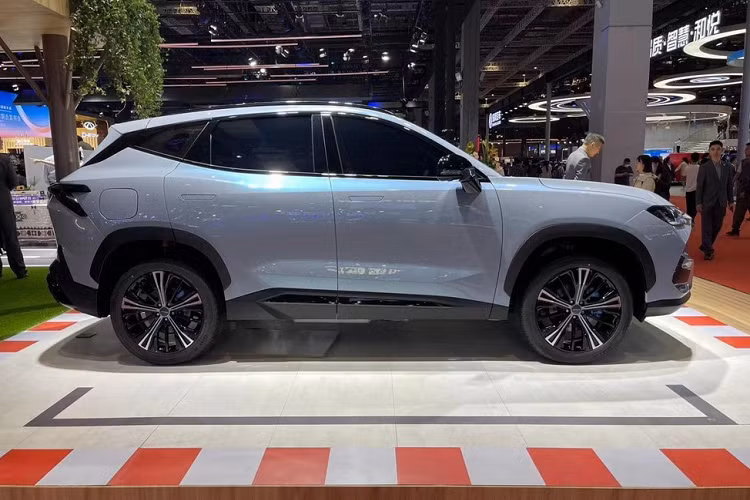 Được biết, Jetour X-2 tại Trung Quốc là một trong 4 mẫu Crossover đô thịtrong ma trận sản phẩm 4+3+N của hãng này, nó càng làm tăng thêm sự hấp dẫn, đa dạng phân khúc cho khách hàng chọn lựa, 2 phân khúc khác là SUV cỡ trung và SUV chuyên về địa hình.