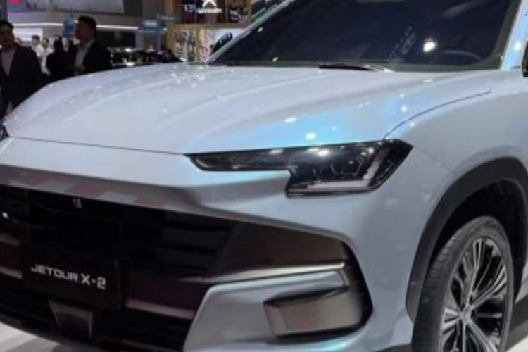 Tiếp đến là về phần đuôi xe, Jetour X-2 áp dụng thiết kế cánh gió sau kích thước lớn, ăn khớp với cụm đèn hậu LED xuyên thấu phổ biến, với điểm nhấn là tên hãng Jeour nằm chính giữa bộ đèn. Tiếp đến là bộ khuếch tán sau sơn đen càng làm tăng thêm chất thể thao cho chiếc xe này. Cuối cùng là việc Jetour X-2 được trang bị mâm xe dày dặn, đa chấu kép, sơn 2 màu tương phản.