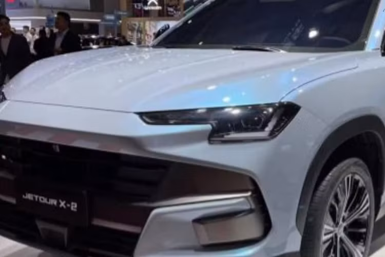 Tiếp đến là về phần đuôi xe, Jetour X-2 áp dụng thiết kế cánh gió sau kích thước lớn, ăn khớp với cụm đèn hậu LED xuyên thấu phổ biến, với điểm nhấn là tên hãng Jeour nằm chính giữa bộ đèn. Tiếp đến là bộ khuếch tán sau sơn đen càng làm tăng thêm chất thể thao cho chiếc xe này. Cuối cùng là việc Jetour X-2 được trang bị mâm xe dày dặn, đa chấu kép, sơn 2 màu tương phản.