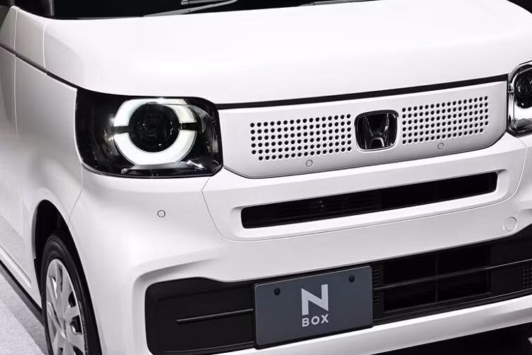 Ngoài ra, Honda N-Box Custom 2024 còn dùng vành hợp kim có thiết kế khác biệt so với bản thường... và vỏ đèn hậu trong suốt. Đèn hậu của xe là loại kết hợp giữa đèn LED và Halogen. Cũng như bản thường, Honda N-Box Custom 2024 có gói phụ kiện mới mang tên Coordination Style, bao gồm lưới tản nhiệt mạ crôm màu tối, vành hợp kim màu đen và sơn ngoại thất phối 2 màu.