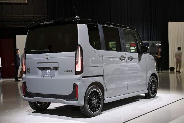 Trong khi đó, camera 360 độ là trang bị tùy chọn nhưng chỉ dành cho Honda N-Box Custom. Hiện giá xe Honda N-Box 2024 chưa được công bố. Xe sẽ bắt đầu được nhận cọc tại Nhật Bản trong tháng này. Đến mùa thu năm nay, Honda N-Box 2024 sẽ bắt đầu được bán ra thị trường.