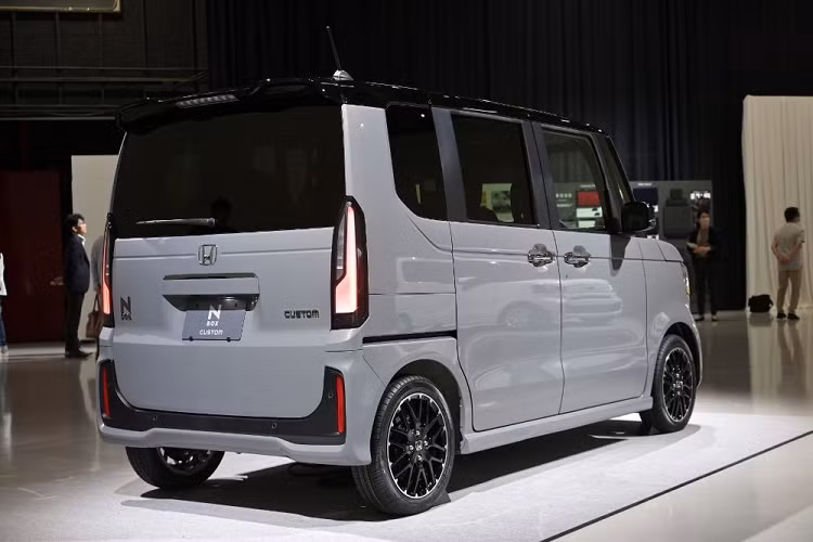 Trong khi đó, camera 360 độ là trang bị tùy chọn nhưng chỉ dành cho Honda N-Box Custom. Hiện giá xe Honda N-Box 2024 chưa được công bố. Xe sẽ bắt đầu được nhận cọc tại Nhật Bản trong tháng này. Đến mùa thu năm nay, Honda N-Box 2024 sẽ bắt đầu được bán ra thị trường.