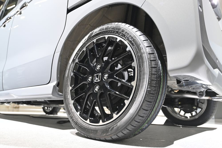 Những tính năng còn lại của gói Honda Sensing vẫn giống thế hệ cũ, bao gồm phanh giảm thiểu va chạm, đánh lái tránh va chạm với người đi bộ, hỗ trợ giữ làn đường, ngăn đạp nhầm chân ga khi tiến/lùi, cảnh báo khi phương tiện phía trước khởi hành, ngăn xe lệch khỏi đường, hệ thống kiểm soát hành trình thích ứng và cảm biến đỗ xe trước/sau.