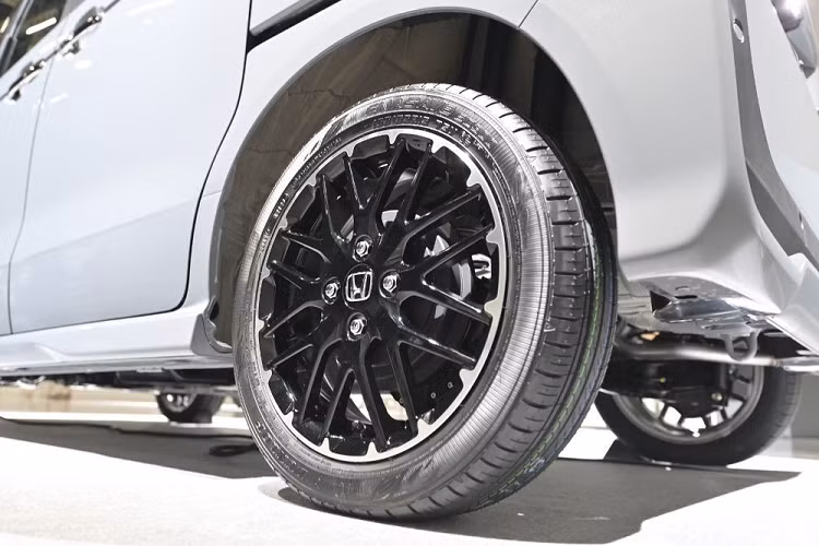 Những tính năng còn lại của gói Honda Sensing vẫn giống thế hệ cũ, bao gồm phanh giảm thiểu va chạm, đánh lái tránh va chạm với người đi bộ, hỗ trợ giữ làn đường, ngăn đạp nhầm chân ga khi tiến/lùi, cảnh báo khi phương tiện phía trước khởi hành, ngăn xe lệch khỏi đường, hệ thống kiểm soát hành trình thích ứng và cảm biến đỗ xe trước/sau.