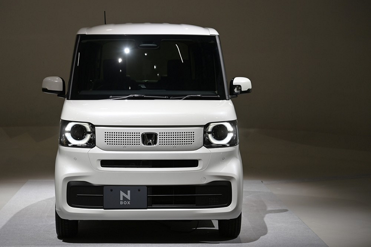 Gói phụ kiện này bao gồm ốp gương chiếu hậu, tay nắm cửa bên ngoài và ốp mâm sơn màu trắng. Trong khi đó, Honda N-Box Custom 2024 mới được trang bị đèn pha LED hình chữ nhật, tích hợp dải đèn LED định vị ban ngày và lưới tản nhiệt màu đen với hiệu ứng 3D. Chưa hết, trên đỉnh lưới tản nhiệt còn có dải đèn LED định vị ban ngày mới.