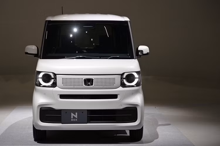 Gói phụ kiện này bao gồm ốp gương chiếu hậu, tay nắm cửa bên ngoài và ốp mâm sơn màu trắng. Trong khi đó, Honda N-Box Custom 2024 mới được trang bị đèn pha LED hình chữ nhật, tích hợp dải đèn LED định vị ban ngày và lưới tản nhiệt màu đen với hiệu ứng 3D. Chưa hết, trên đỉnh lưới tản nhiệt còn có dải đèn LED định vị ban ngày mới.