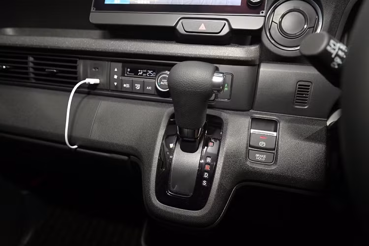 Động cơ có 2 phiên bản là hút khí tự nhiên và tăng áp. Động cơ kết hợp với hệ dẫn động 1 cầu hoặc 2 cầu, tùy phiên bản. Cuối cùng là gói công nghệ an toàn chủ động Honda Sensing với 2 tính năng mới là kiểm soát tăng tốc ngoài ý muốn và giảm thiểu va chạm trong khoảng cách ngắn.