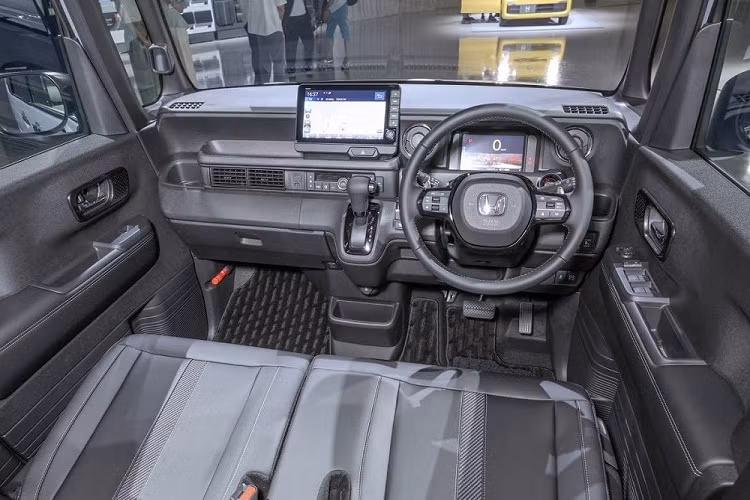 Bên trong xe, Honda N-Box 2024 tiếp tục sở hữu thiết kế như phòng khách để mang đến cảm giác thoải mái và ấm cúng cho hành khách. Phiên bản thường đi kèm nội thất bọc nỉ màu sáng. Trong khi đó, phiên bản Custom được trang bị nội thất bọc da hoặc bọc nỉ màu tối.