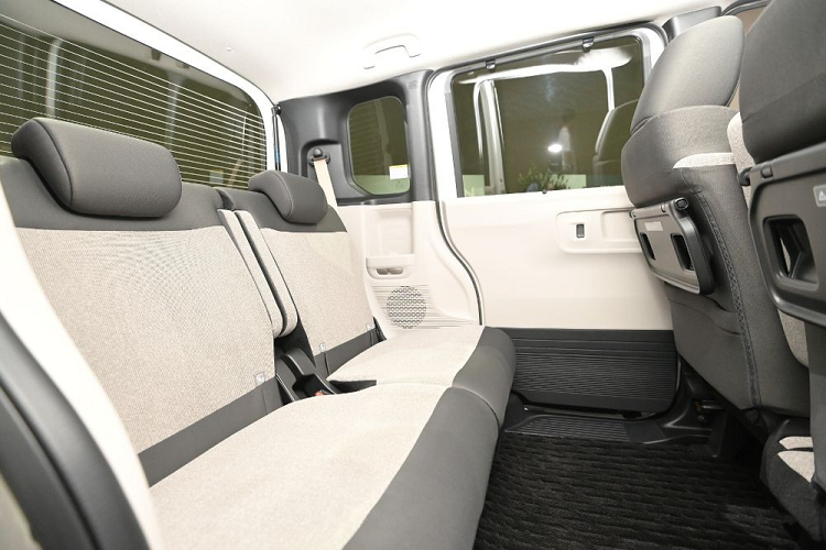 Trang bị tùy chọn dành cho mẫu xe kei car này là màn hình cảm ứng trung tâm 9 inch, hỗ trợ hệ thống định vị. Màn hình cảm ứng trung tâm 8 inch (có thể tích hợp hệ thống định vị hoặc không) cũng là trang bị tùy chọn lắp thêm ở đại lý. Nằm bên dưới nắp ca-pô của Honda N-Box 2024 là động cơ xăng 3 xi-lanh, dung tích 660 cc theo quy định dành cho xe kei car tại Nhật Bản.