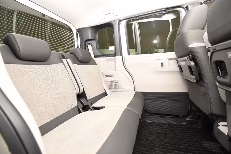 Trang bị tùy chọn dành cho mẫu xe kei car này là màn hình cảm ứng trung tâm 9 inch, hỗ trợ hệ thống định vị. Màn hình cảm ứng trung tâm 8 inch (có thể tích hợp hệ thống định vị hoặc không) cũng là trang bị tùy chọn lắp thêm ở đại lý. Nằm bên dưới nắp ca-pô của Honda N-Box 2024 là động cơ xăng 3 xi-lanh, dung tích 660 cc theo quy định dành cho xe kei car tại Nhật Bản.