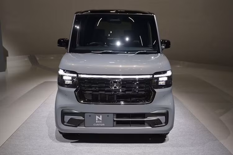 Bên cạnh đó, xe còn có hộc đựng găng cỡ lớn ở dưới mặt táp-lô... và ngăn chứa đồ rộng trên tapi cửa ở hàng ghế sau. Phía trên cửa gió điều hòa là khay để đồ khá tiện dụng. Theo hãng Honda, N-Box thế hệ mới sở hữu không gian nội thất rộng rãi nhất trong phân khúc.