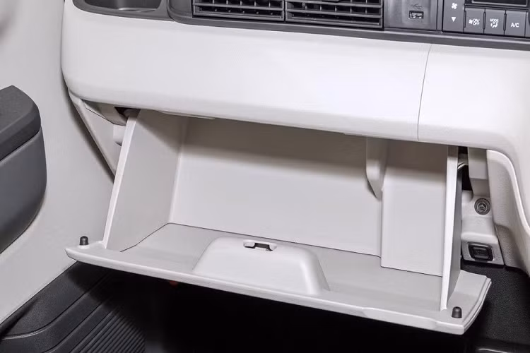 Mặt táp-lô của xe được thiết kế tập trung vào chiều ngang, giúp nội thất như rộng hơn. Ngoài ra, xe còn có ghế lái nằm cao, cộng với gương ngoại thất được chuyển vị trí xuống cửa, mang đến tầm nhìn tốt cho tài xế.