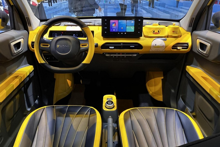 Về ngoại hình, hình dạng của Geely Panda Mini Little Yellow Duck Limited Edition kết hợp rất nhiều yếu tố liên quan đến chú vịt nhỏ màu vàng từ màu sơn, dòng chữ What The Duck (con vịt gì) bên sườn xe, chưa hết, trục bánh xe cũng sử dụng các yếu tố cối xay gió. Việc ra mắt phiên bản giới hạn của chú vịt nhỏ màu vàng lần này là để tận dụng "văn hóa dễ thương" và "văn hóa hai chiều", để người dùng có thể tìm thấy vòng kết nối của riêng mình, tạo thêm nhiều nhóm chơi xe.