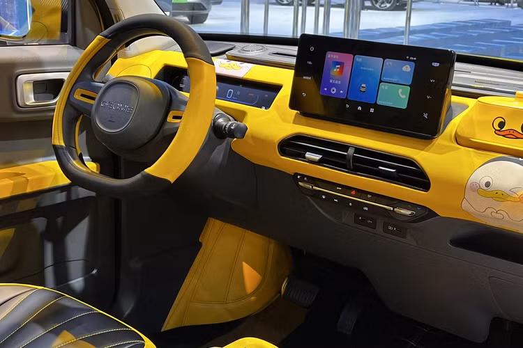 Bên trong khoang lái Panda Mini Little Yellow Duck Limited Edition cũng rất nổi bật với màu vàng làm tông chủ đạo, xe có thêm hình ảnh chú vịt vàng xuất hiện trên bảng táp lô, đối diện ghế phụ, ngoài ra là trang bị màn hình cảm ứng kích thước 8 inch, bảng đồng hồ 9,2 inch và hệ thống kết nối điện thoại di động không dây.