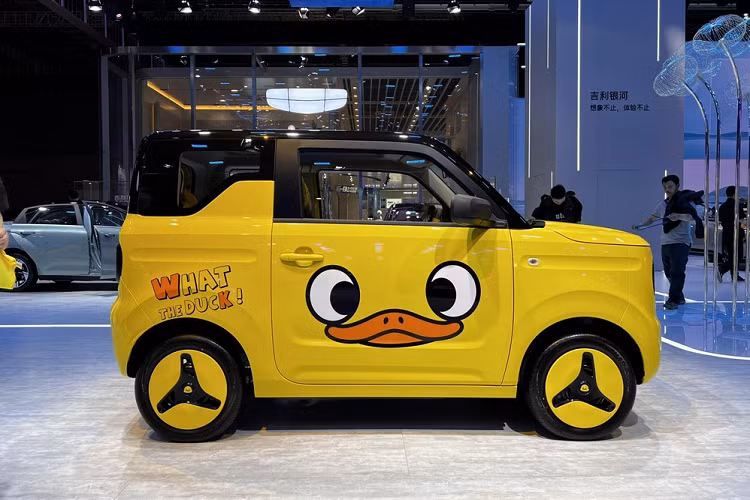 Với thiết kế vốn khá nổi tiếng vì giống đối thủ Wuling Hongguang Mini EV, vì thế, ở phiên bản "vịt vàng" này, Geely Panda Mini Little Yellow Duck Limited Edition còn gây ấn tượng nhiều hơn với màu sơn vàng óng ánh ở ngoại thất, và tất nhiên, không thể thiếu hình ảnh chú vịt vàng được thiết kế 2 bên cửa xe.