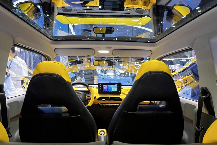 Panda Mini Little Yellow Duck Limited Edition còn được trang bị camera độ nét chuẩn 30w (độ phân giải 640*480), 2 cảm biến lùi (radar siêu âm), cảm biến lùi kép với hình ảnh lùi theo quỹ đạo, rõ nét, giúp đỗ xe dễ dàng, an toàn hơn .