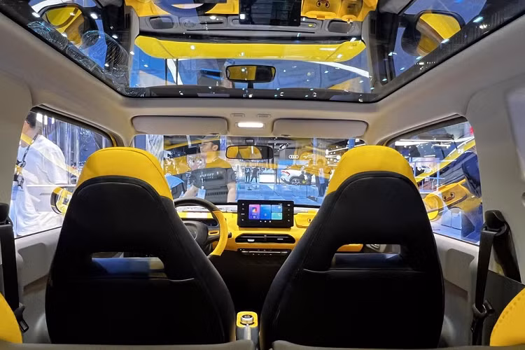 Panda Mini Little Yellow Duck Limited Edition còn được trang bị camera độ nét chuẩn 30w (độ phân giải 640*480), 2 cảm biến lùi (radar siêu âm), cảm biến lùi kép với hình ảnh lùi theo quỹ đạo, rõ nét, giúp đỗ xe dễ dàng, an toàn hơn .