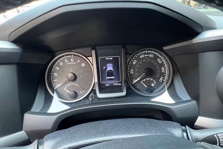 Theo những hình ảnh này ngoài các chi tiết kể trên, chiếc bán tải hàng hiếm Tacoma phiên bản TRD Pro 4x4 không có nhiều nâng cấp về ngoại hình cũng như trang bị. Tổng thể thiết kế của xe mang đậm chất off-road, đây chính là phong cách mà ông Đặng Lê Nguyên Vũ muốn hướng đến cho dàn xe của mình.