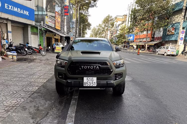 Chiếc bán tải Toyota Tacoma TRD Pro 4x4 hàng hiếm này thuộc bộ sưu tập UN của vua cà phê Đặng Lê Nguyên Vũ được cho là nhập khẩu tư nhân về Việt Nam vào năm 2018. Chiếc xe trong bài có màu ngoại thất xanh dương (Caralry Blue), cũng thời gian này cũng có thêm 1 chiếc Tacoma khác cùng phiên bản có màu sơn đen.