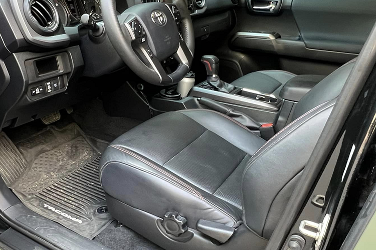 Bên dưới nắp capo có khe hút gió thật là khối động cơ xăng V6 với dung tích 3.5L, công suất tối đa 278 mã lực tại 6.000 vòng/phút và mô-men xoắn cực đại 359 Nm tại 4.600 vòng/phút. Kết hợp hệ truyền xuống 4 bánh (4x4) và hộp số tự động 6 cấp. Xe có chế độ lái hỗ trợ đi địa hình Multi-Terrain Select giống với Ford Ranger Raptor.