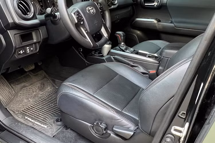 Bên dưới nắp capo có khe hút gió thật là khối động cơ xăng V6 với dung tích 3.5L, công suất tối đa 278 mã lực tại 6.000 vòng/phút và mô-men xoắn cực đại 359 Nm tại 4.600 vòng/phút. Kết hợp hệ truyền xuống 4 bánh (4x4) và hộp số tự động 6 cấp. Xe có chế độ lái hỗ trợ đi địa hình Multi-Terrain Select giống với Ford Ranger Raptor.